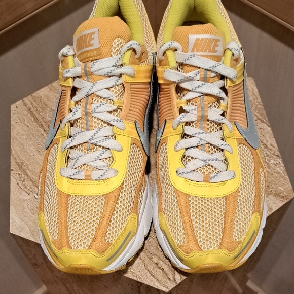 Nike Zoom Vomero 5 Yellow Ochre  Sneakers 13 - Picture 4 of 11